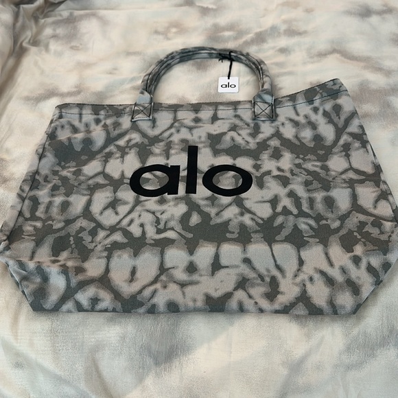ALO = Air, Land & Ocean. Carry-it-all Tie Dye Shopper - Picture 7 of 8